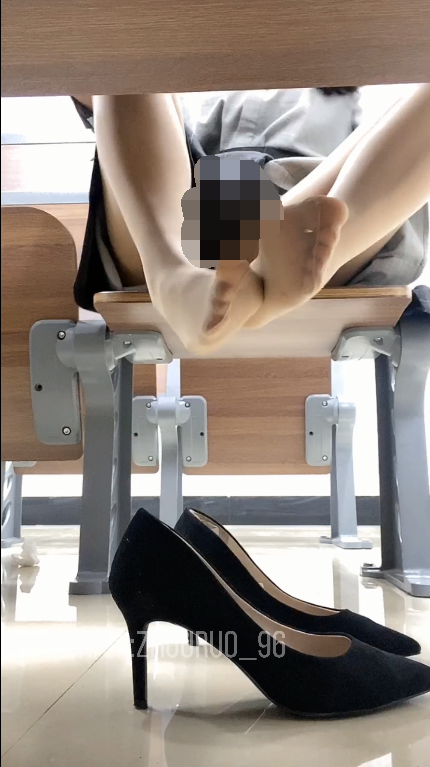 【自打包】自购-足控精品-推特颜值美足up-若若老师–定制福利第18弹,4K（1V,1.23G）