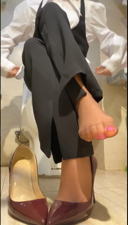 【自打包】自购-足控精品-易直播miumiu未流出美足淫语自慰小合集-狐狸面具+正装，原版水印（3V,440M）