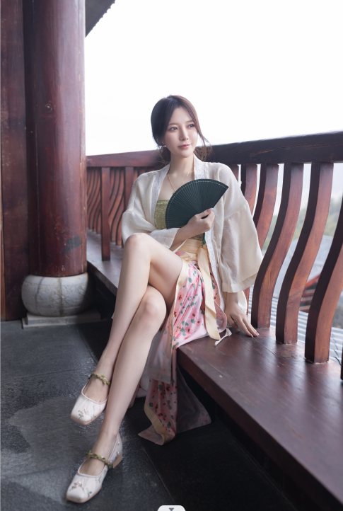 【秀人网 鱼子酱】内部私购超大尺度不上架写真 真空露乳 1.43G