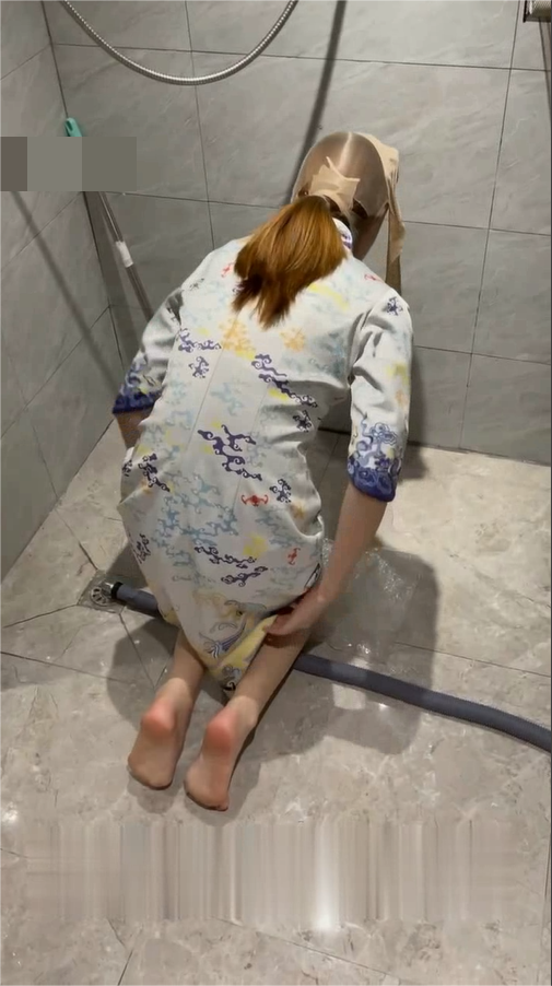 【调教空姐】 真实调教高冷空姐黑丝套头跪地舔屌爬行 3.09G