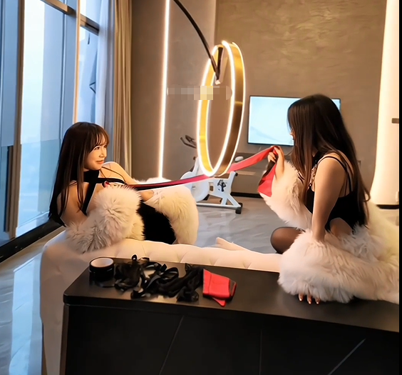 秀人网女神模特【阿姣】高价作品，携手好闺蜜icy猪，舌吻互吃奶子，撅屁股漏逼诱惑