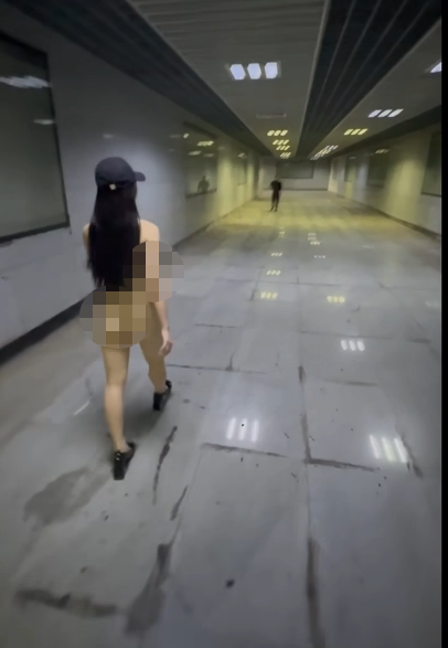 极品露出婊-白桃汽水-多场景露出自慰视图（23P,19V,1.53G）