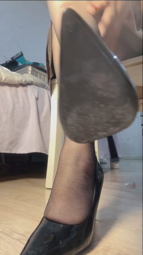 玩物直播小鱼爹-250927 ATM奴黑丝足高跟鞋【1V】【175MB百度云】