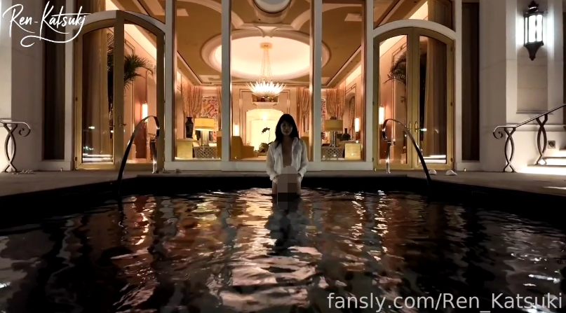 香月怜-泳池里自娱自乐，在泳池边用振动假阳具操我湿润紧致的阴户 【1V 215MB】-福利岛