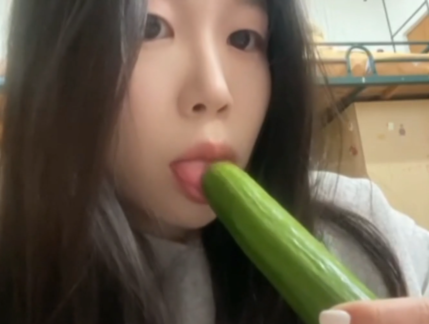 昕昕子的助眠窝_舔黄瓜上的酸奶➕吞吐黄瓜+亲舔含黄瓜➕10min舔屏 2V253M百度盘-福利岛