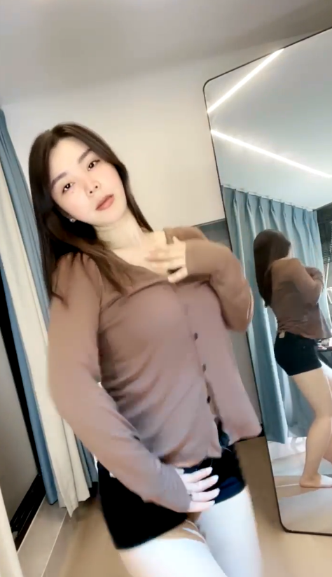 气质御姐【婉儿】最新下海福利，裸舞大秀