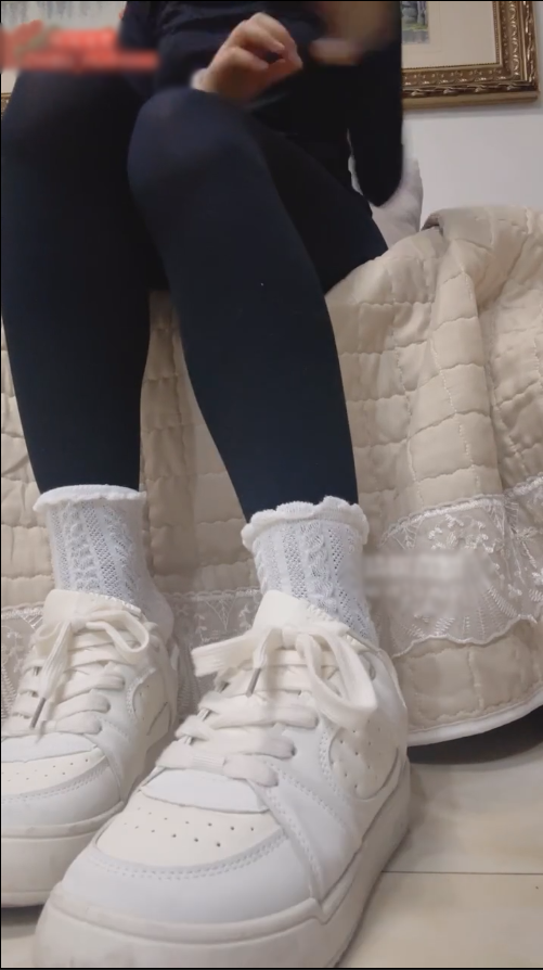 玩物直播白渝-250926 白袜酸臭小白鞋【1V】【425MB百度云】