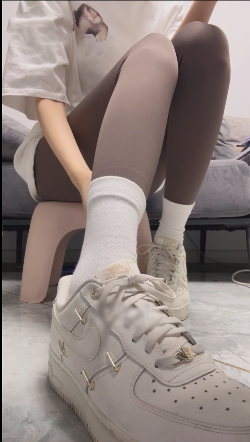 玩物直播酒鸽-250926 瑜伽裤白袜空军【1V】【382MB百度云】