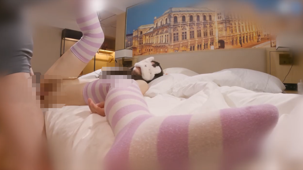 捅主任 藏在蝴蝶下的嫩穴，紫白条纹袜真的是太可爱了 【1V 251MB】