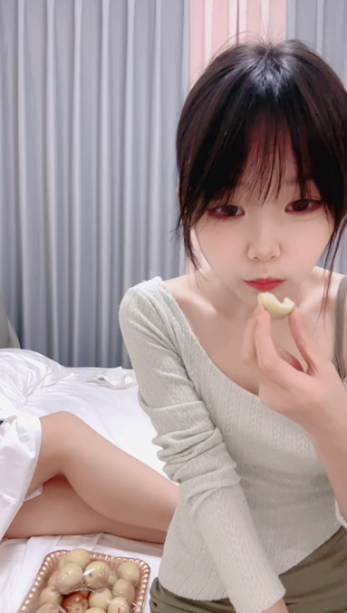 3062 群P淫乱盛宴『小艺同学』 不仅嫩还玩的开,一群妹子太养眼了-福利岛