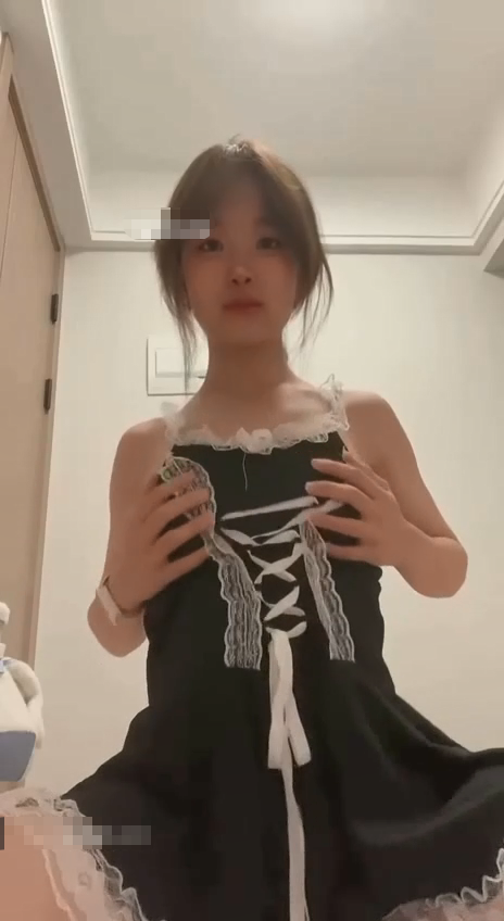 3068 【反差泄密】爱换装的萌妹,楼梯露出,手指扣菊花,露脸尿尿,看着年纪不大,很清纯2v