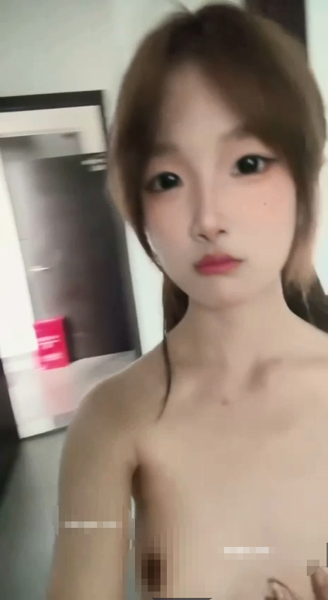 3068 【反差泄密】爱换装的萌妹,楼梯露出,手指扣菊花,露脸尿尿,看着年纪不大,很清纯2v-福利岛