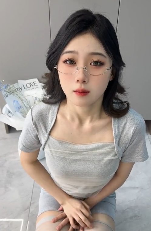 抖音43万粉嫩妹反差婊-亿元亿顿(饭饭,一碗米)-下海啪啪完整合集(15V,4.2G)