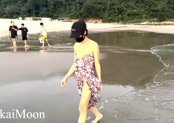 露出天花板狂人御姐-cikaimoon-新 海滩裸体无惧露出引路人嬉笑讨论（1V,495M）-福利岛