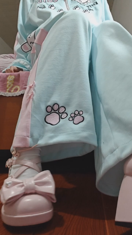 【新-足控】转转-运动服白袜LO鞋秀足羞辱倒计时【1V】【110MB百度云】