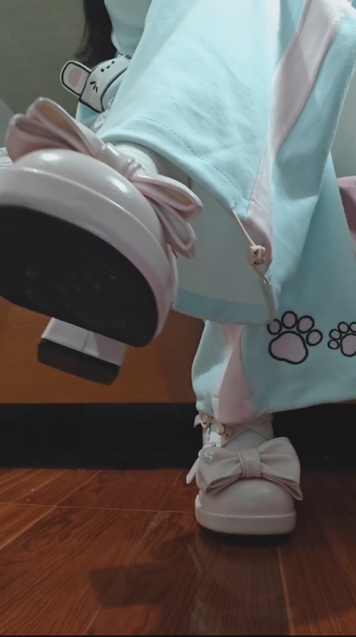 【新-足控】转转-运动服白袜LO鞋秀足羞辱倒计时【1V】【110MB百度云】-福利岛