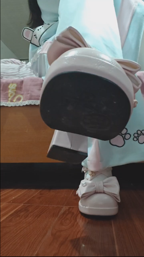 【新-足控】转转-运动服白袜LO鞋秀足羞辱倒计时【1V】【110MB百度云】