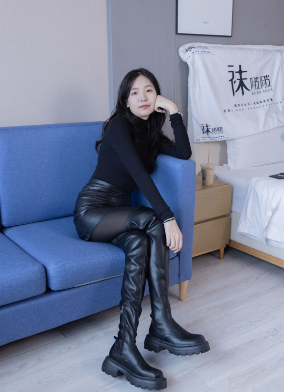 袜啵啵 - 小甜豆 - 性感皮裙长靴厚黑丝 【147P1V1.45G】
