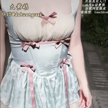 大黄鹅 11.16号 新开发的19岁小妹妹，很听话，在学校去接她就开始露出了，停在学校小吃一条街旁边就开始给我嗦了。