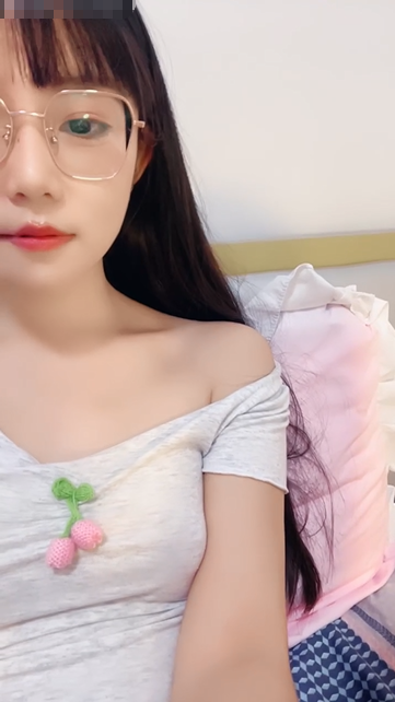 【甜饱兔子】眼镜小妹 粉红小穴 跳蛋自慰 十分诱惑