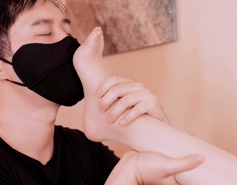 人气骚御姐-米菲兔(丝琪姐姐)-新 钢琴老师的丝袜足交奖励(1V,1.53G)