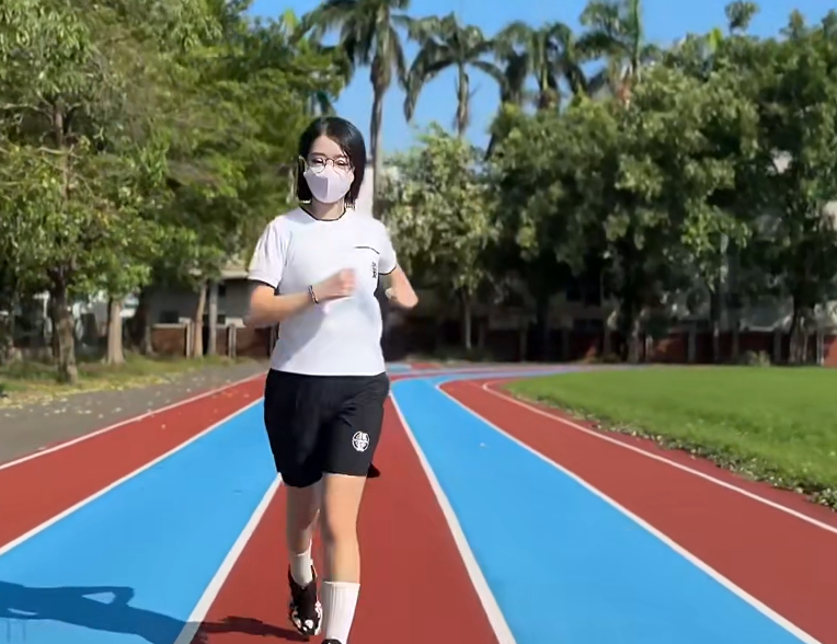 极品台妹-ssrpeach-新 女学生在操场跑步时抽筋被体育老师带到保健室按摩（1V,619M）-福利岛