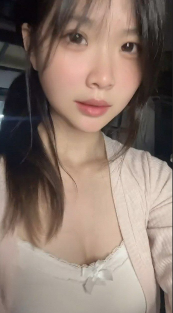 【最新更新】逆天学生妹眼镜闷骚女【超级困】福利，清纯小母狗宿舍热舞扣逼喷水-无水印原版【52V-989M】-福利岛