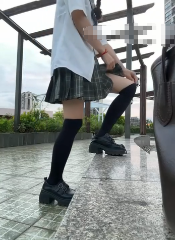 3255 JK小母狗+反差研究生【adora】户外跳蛋喷水,生怕被发现