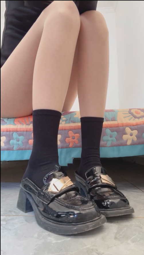 玩物直播酒鸽-251021 红绿灯油亮肉丝黑棉袜小皮鞋【1V】【360MB百度云】-福利岛