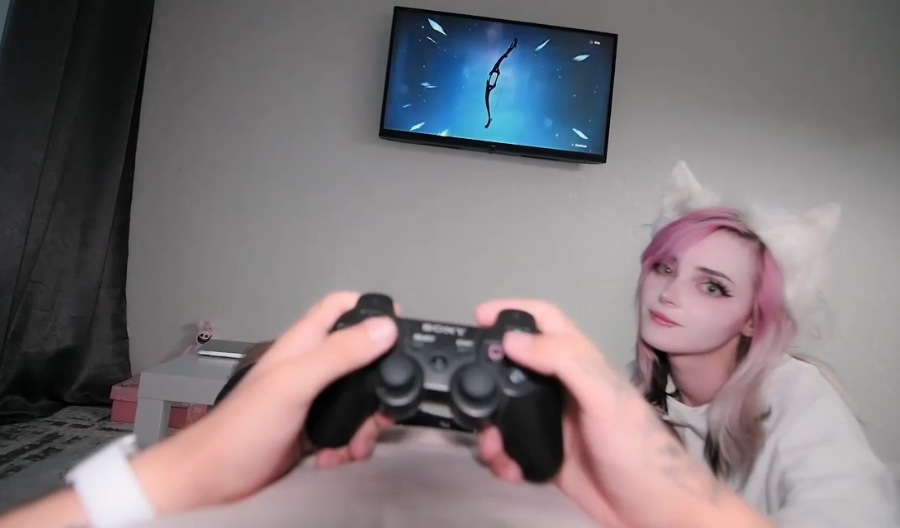 欧美高颜值白虎女神【Pinkloving】淫荡母狗 在我玩游戏时，猛坐我的肉棒 无奈只能猛插她-福利岛