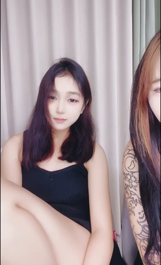 3462 【悦悦】青春嫩妹脱衣裸舞磨豆腐多人运动调教骑乘后入 (3V)-福利岛