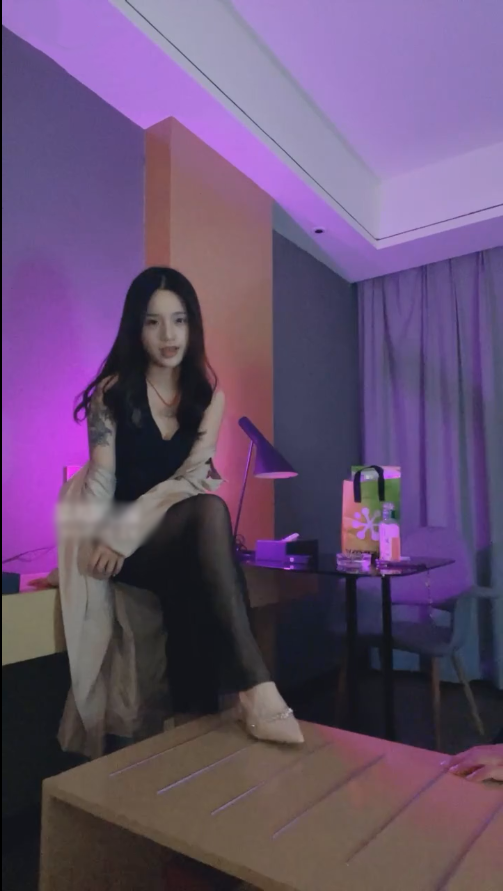 玩物直播香芋朱朱-251102 诱惑羞辱踩J【1V】【430MB百度云】-福利岛