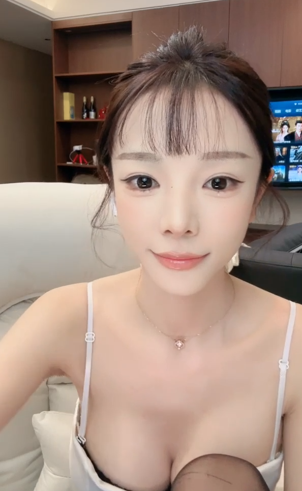 极品嫩妹主播-彩色小熊-直播自慰秀(4V,4.22G)-福利岛