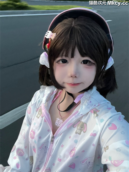 馨馨-超顶级可爱幼态脸童颜巨乳小萝莉 私拍合集 [73P+123V/335M]