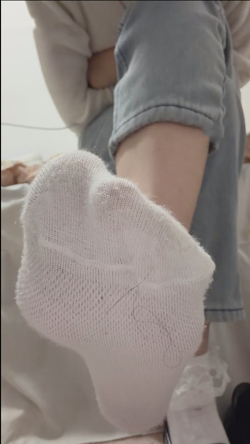 玩物直播杪杪-251104 白袜羞辱红绿灯中指鄙视【1V】【243MB百度云】-福利岛