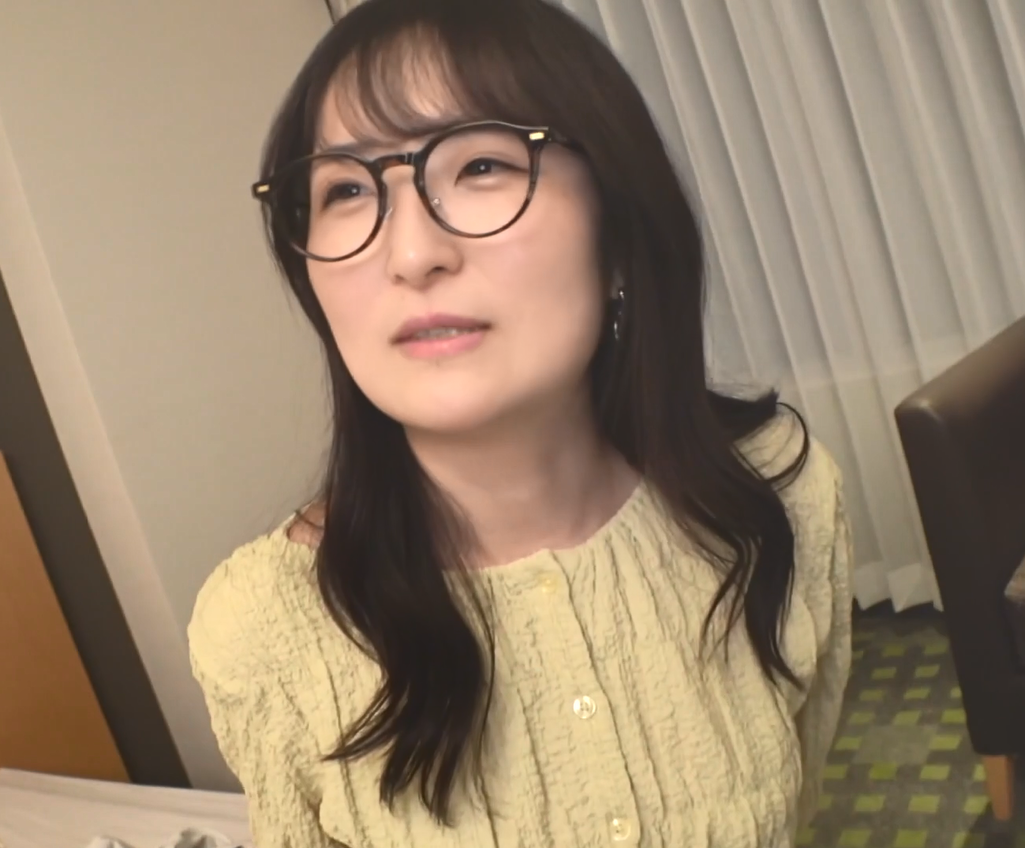 眼镜女孩一部 预览图 2