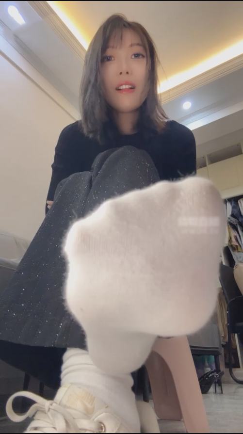 玩物直播酒鹐-251104 红绿灯白袜空军裸足【1V】【300MB百度云】-福利岛