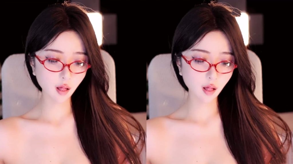 CC 小燃燃-53 G罩巨乳 真空 抖胸舞 搓揉巨乳 抖臀 舌头舔等【2V】【1.14G】 预览图 2