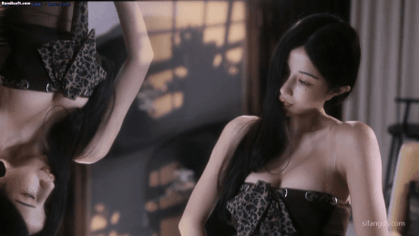 【虎牙 白千涵】双视角 交叉衣脱抹胸骚舞 揉大奶 脱衣服【2V】【350M】 预览图 5