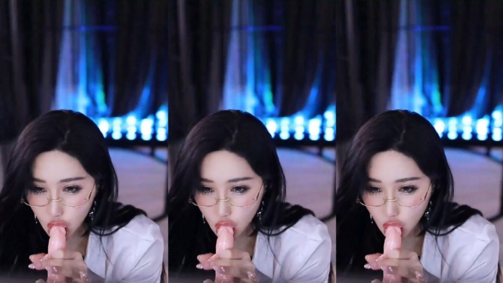 【虎牙重磅】桃一！OL职业装道具裸舞插逼！首发！无水印版【1V】【1.95G】 预览图 6