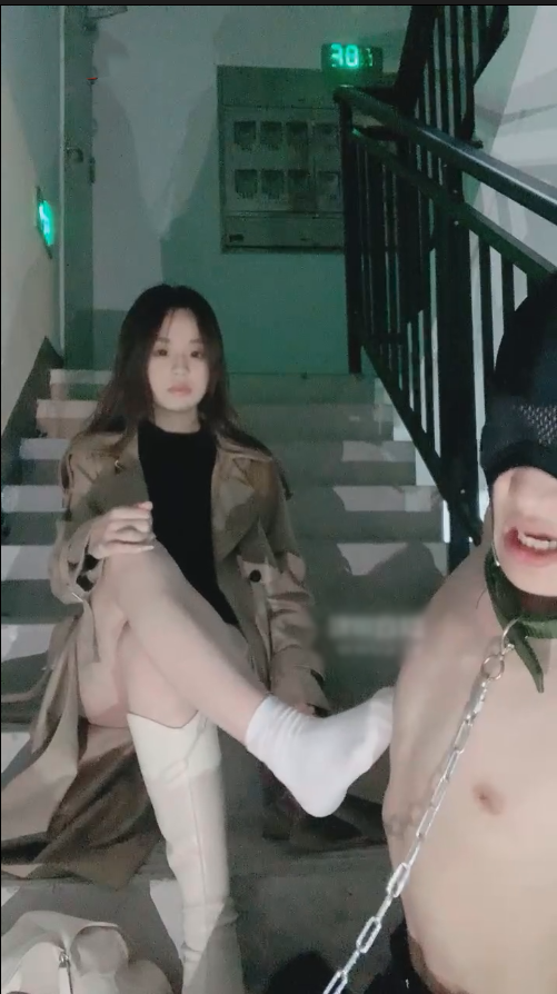 玩物直播女生也能很暴力-251113 06女神白长靴户外楼梯道调狗【1V】【583MB百度云】 预览图 4