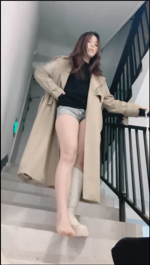 玩物直播女生也能很暴力-251113 06女神白长靴户外楼梯道调狗【1V】【583MB百度云】 预览图 2