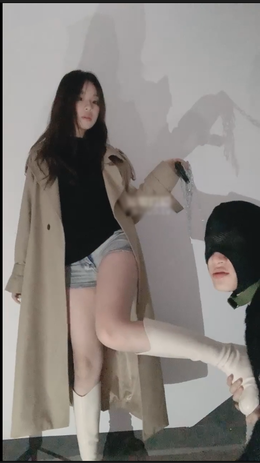 玩物直播女生也能很暴力-251113 06女神白长靴户外楼梯道调狗【1V】【583MB百度云】 预览图 3