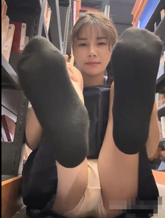 JK小母狗【adora】图书馆玩跳蛋 预览图 2