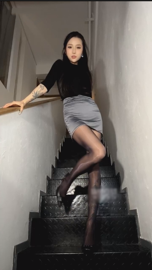 玩物直播04回归版-251117 水晶能第二部诱惑剧情楼梯上的美腿美臀榨精【1V】【560MB百度云】 预览图 2