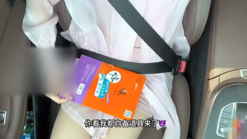 推特网红少女『洛洛幻想屋』口爆吞精_洛洛勾引记__黑丝足交_全玩了个遍-福利岛