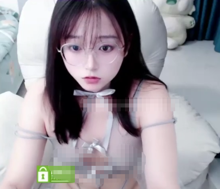 【sweet_18wanwan】嫩乳眼镜美女主播 预览图 2