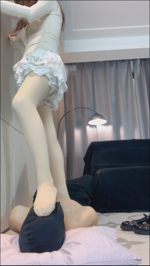 玩物直播女生也能很暴力-251119 清纯女大肉丝白棉袜重度虐狗全体重踩脸口水浓痰【1V】【362MB百度云】 预览图 3