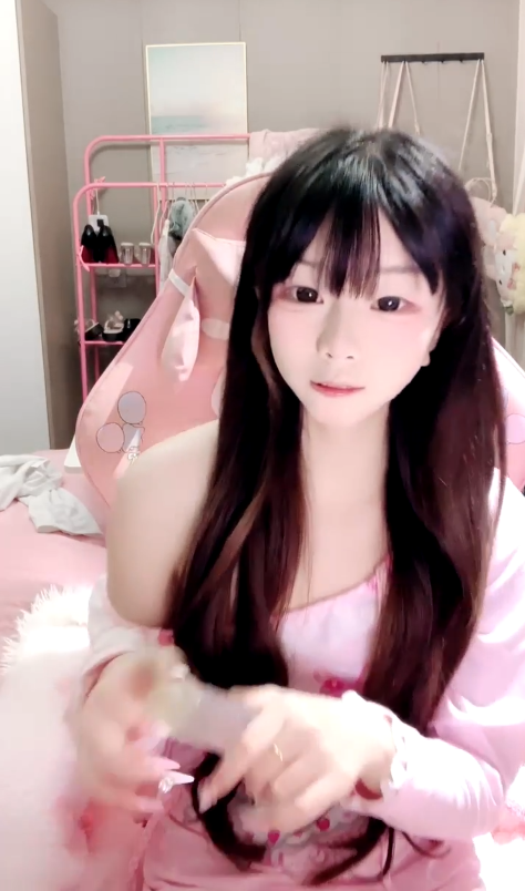 【呆呆萝】超可爱童颜美乳萝莉 预览图 1