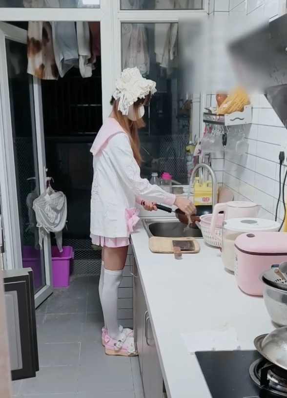 淫欲反差美少女_粉粉小厨娘做饭时被抱腰后入_又是被主人中出的一天-福利岛